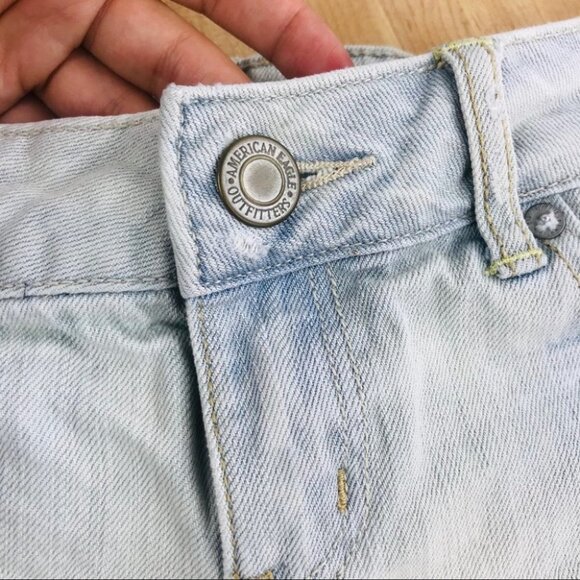 American Eagle Light wash distressed Denim short women Size 4 - Picture 8 of 16